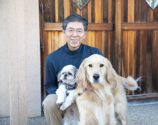 ２匹の犬たちとほほえむ千村収一医師